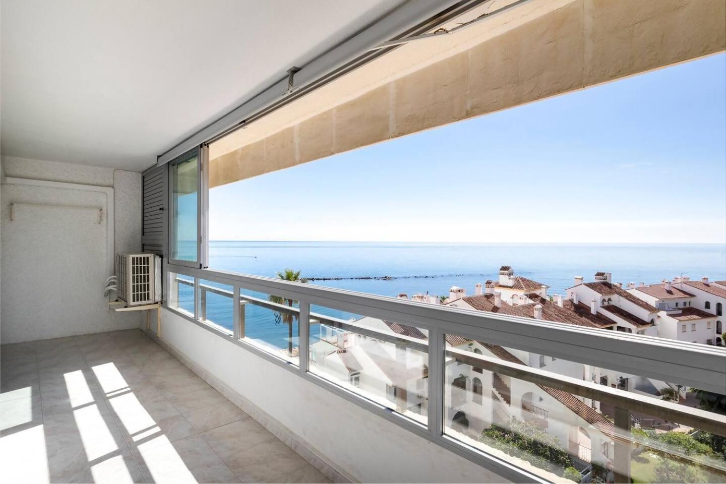 Piso bonito en la primera linea de la playa con vistas al mar en Benalmádena Exterior foto