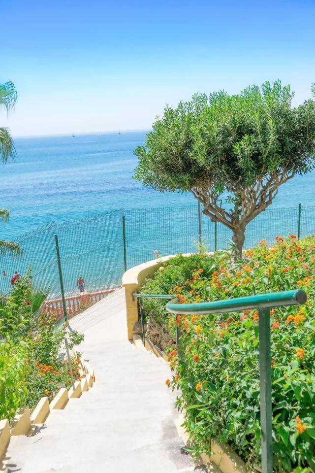 Piso bonito en la primera linea de la playa con vistas al mar en Benalmádena Exterior foto