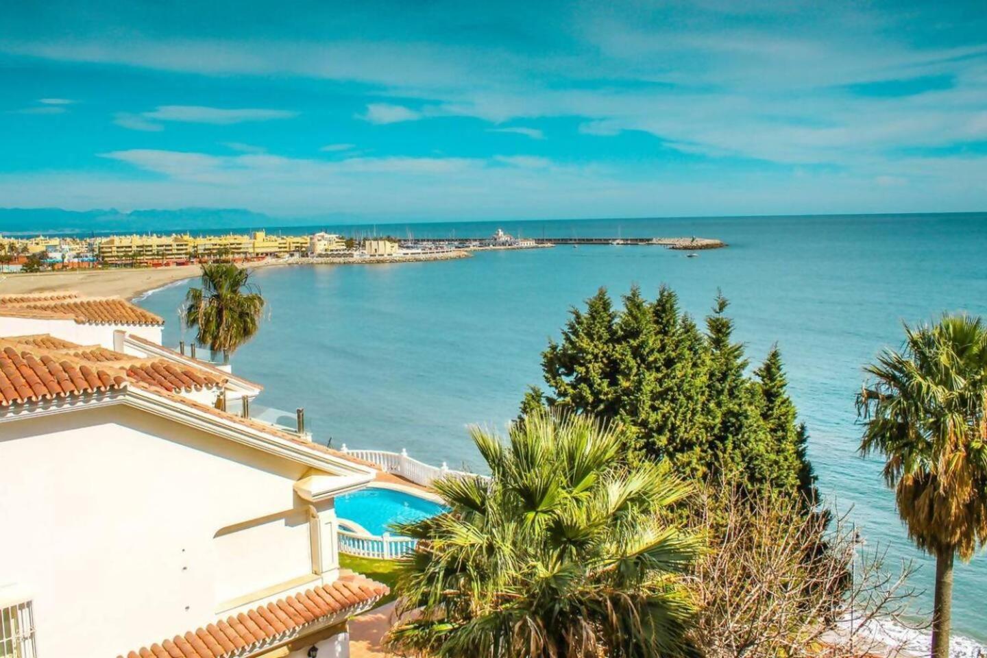 Piso bonito en la primera linea de la playa con vistas al mar en Benalmádena Exterior foto