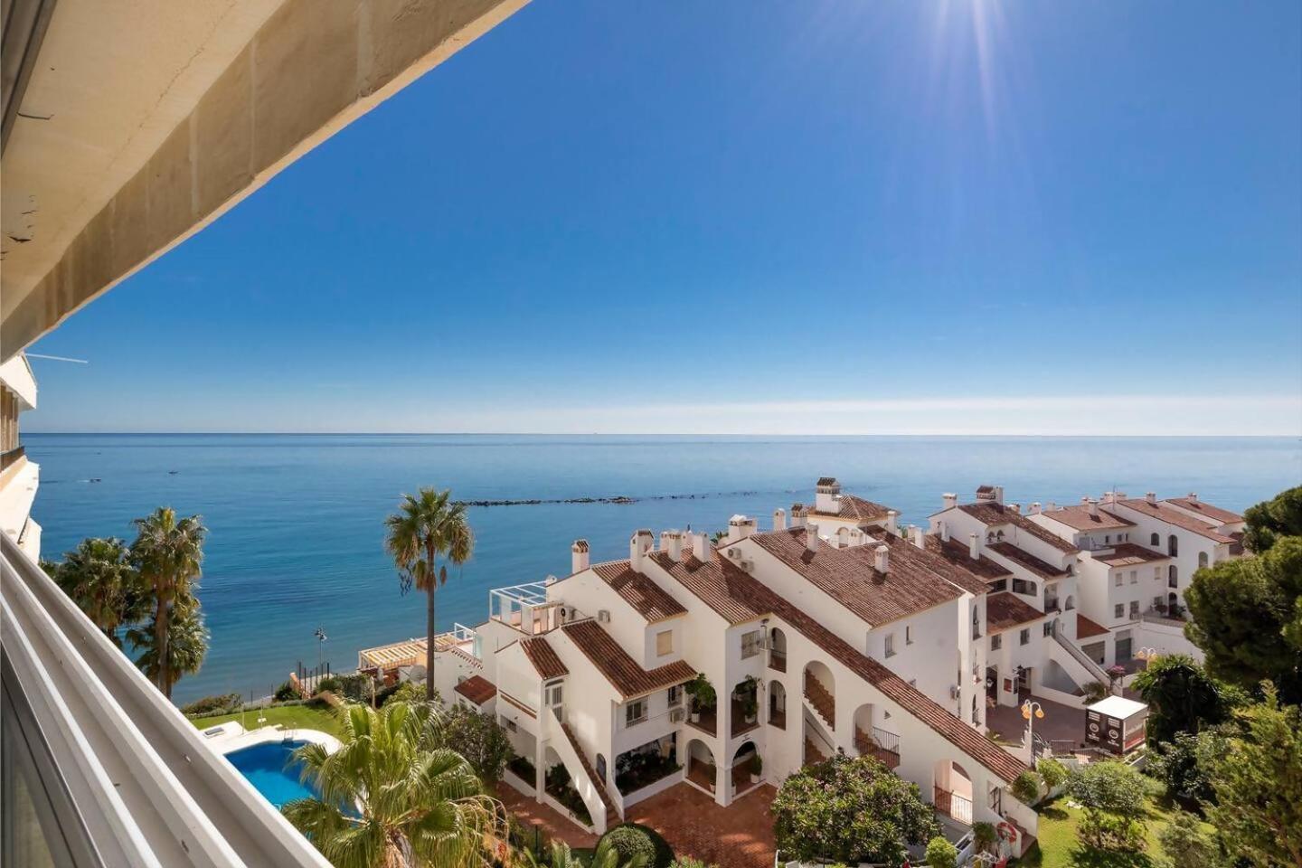 Piso bonito en la primera linea de la playa con vistas al mar en Benalmádena Exterior foto