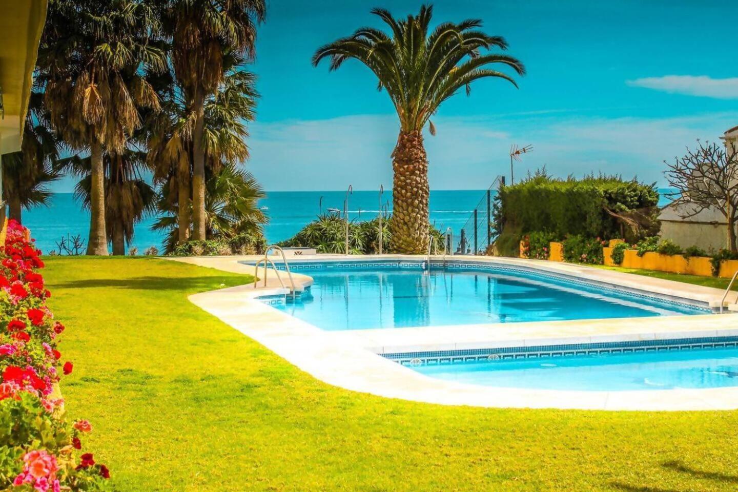Piso bonito en la primera linea de la playa con vistas al mar en Benalmádena Exterior foto