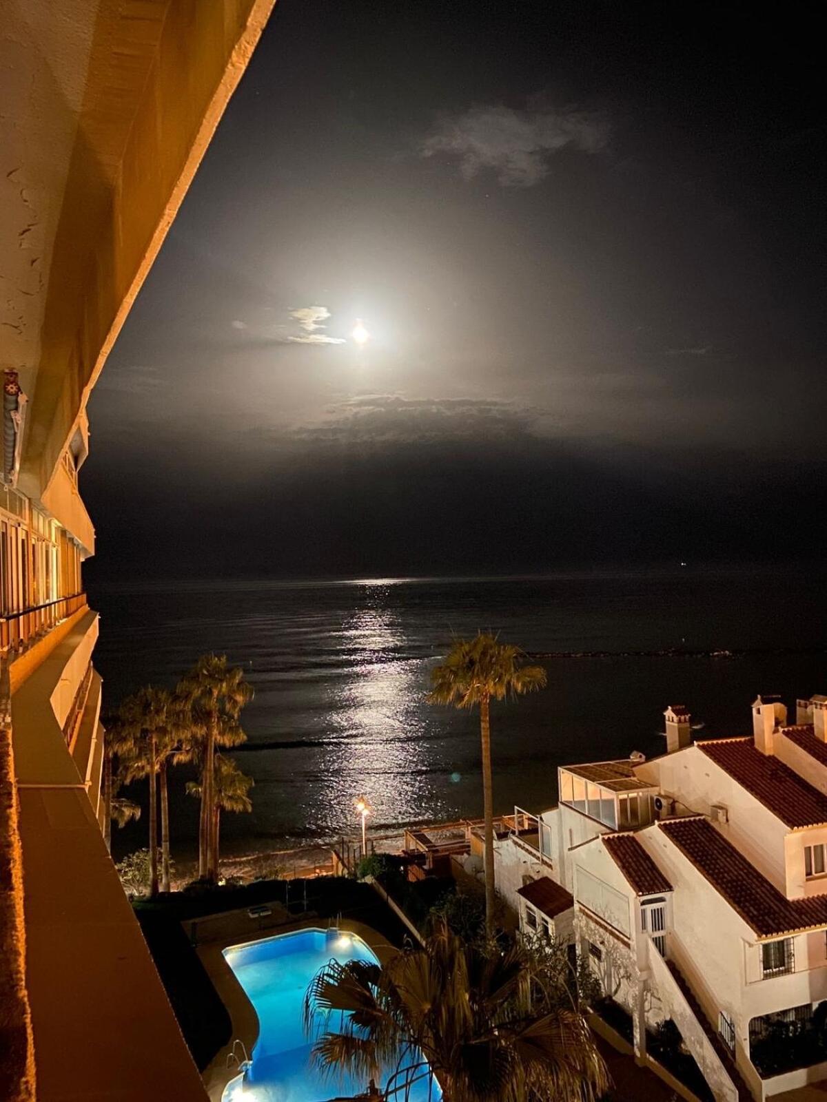 Piso bonito en la primera linea de la playa con vistas al mar en Benalmádena Exterior foto